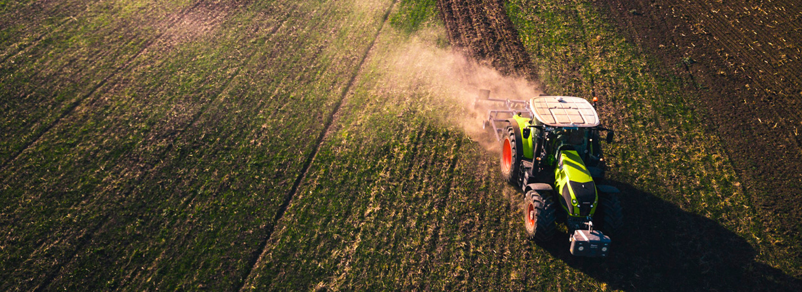 Máquina agrícola trabalhando no campo.
