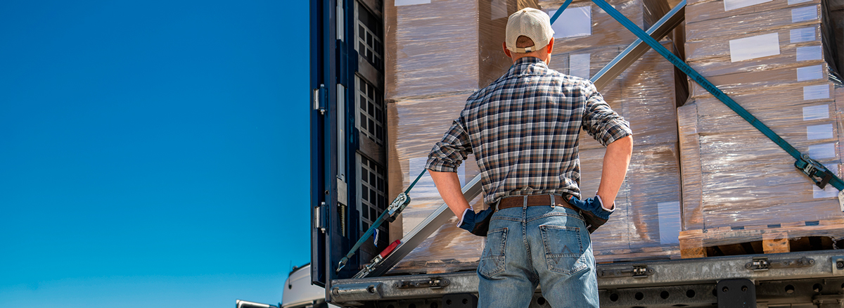 Motorista de caminhão preocupado com a segurança contra roubo de carga.