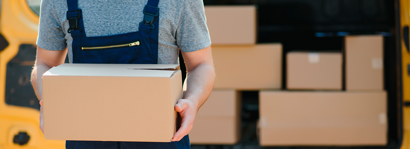 Last mile no e-commerce, entregador na ultima etapa da operação.