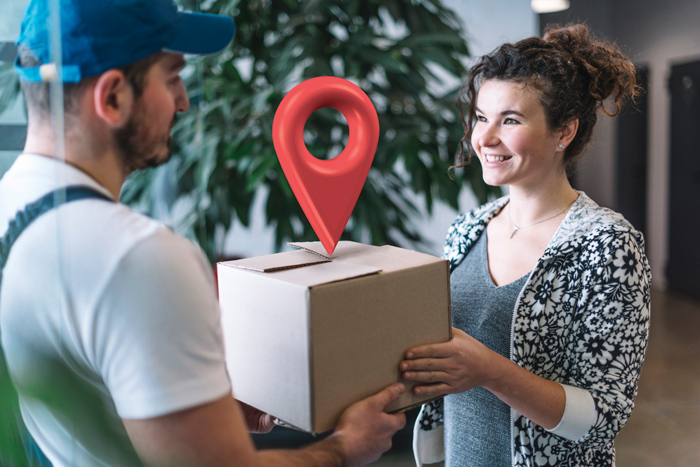 Etapa alst mile delivery, com cliente recebendo pacote em seu endereço.