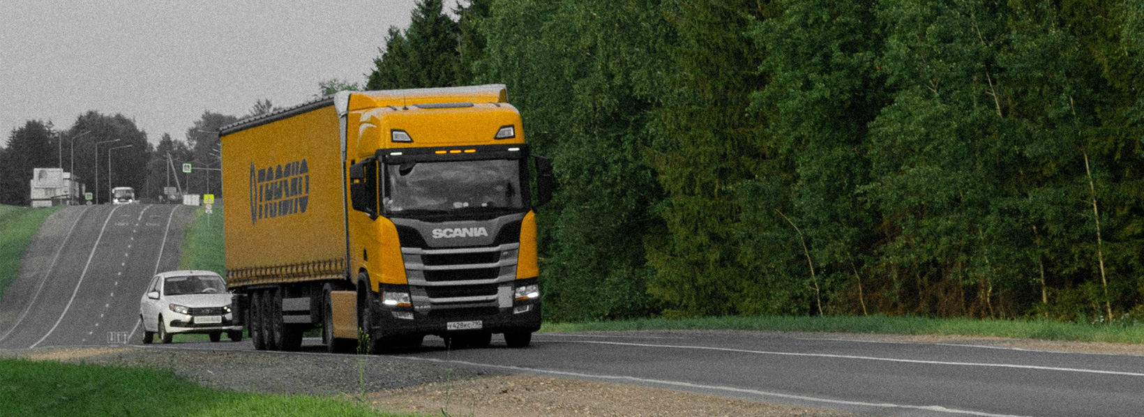 Otimização de rotas no transporte rodoviário com um caminhão em estrada secundária, rota planejada para menos paradas e maior pontualidade.