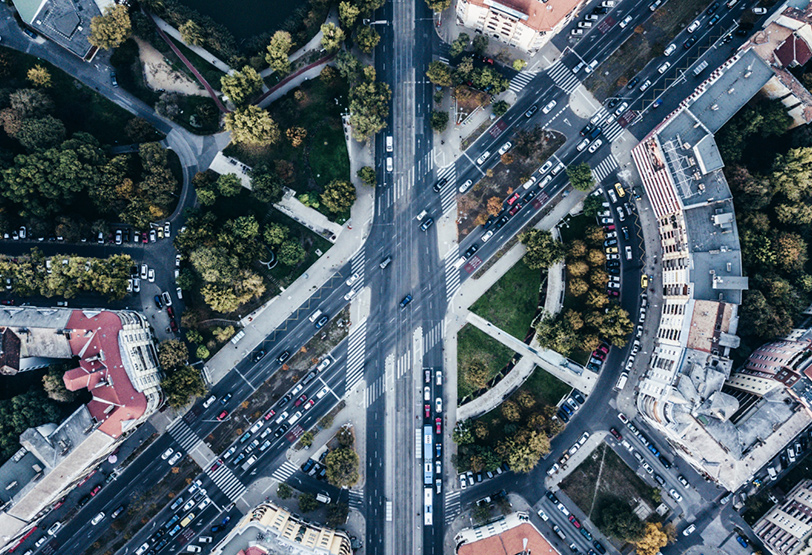 Foto de cima de cidade com vias cheias de veículos, representando recuperação de veículos roubados.