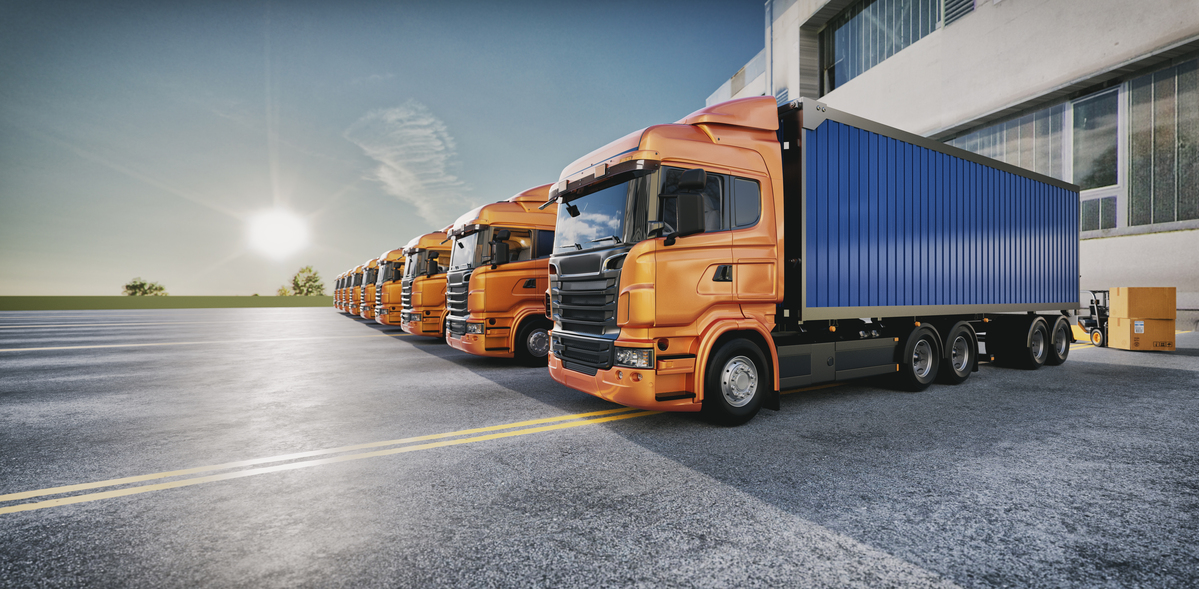 Fila de caminhões estacionados em pátio logístico, representando tempo ocioso na operação e destacando a necessidade de gestão de tempo eficiente, controle operacional automatizado e monitoramento em tempo real para evitar paradas desnecessárias.