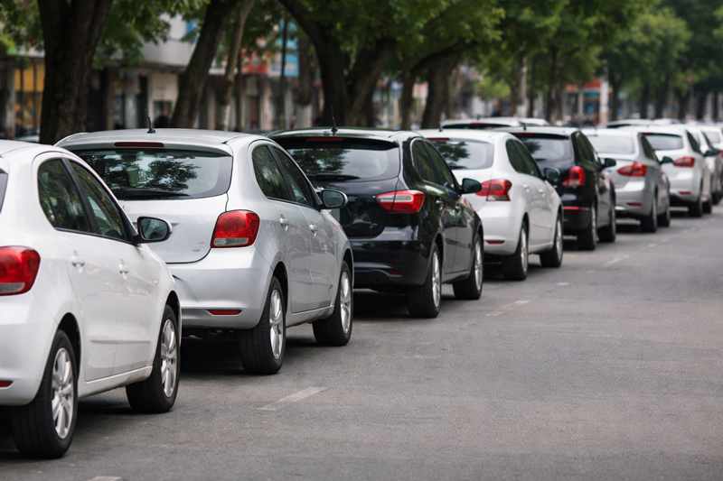 Carros em fila em via pública. 10 Modelos de carros mais roubados em 2025