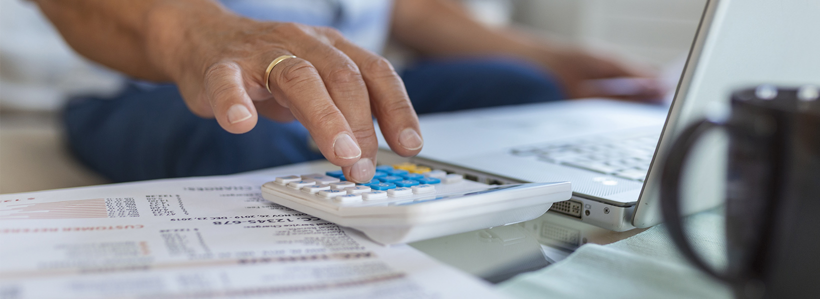 Calculadora fazendo cálculos de Gestão operacional do transporte rodoviário de cargas com foco no impacto da reoneração da folha de pagamento, CPRB e aumento do custo operacional após o fim da desoneração da folha.