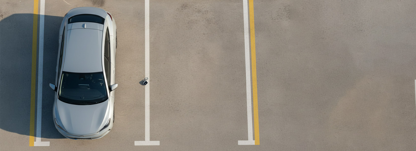 Entenda a diferença entre furto e roubo de veículos, vaga vazia em estacionamento com chave no chão.