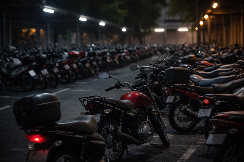 Filas de motos num estacionamento. Normalmente, lugares abertos e com grandes quantidades de veículos tendem a ser um risco para roubo de moto