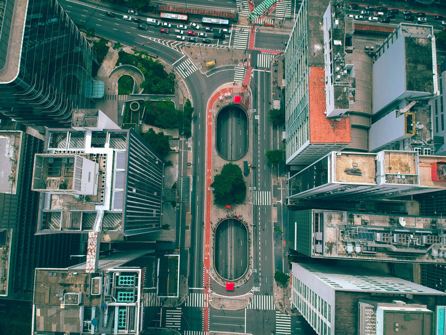 Vista aérea de cima de avenida movimentada em SP capital.