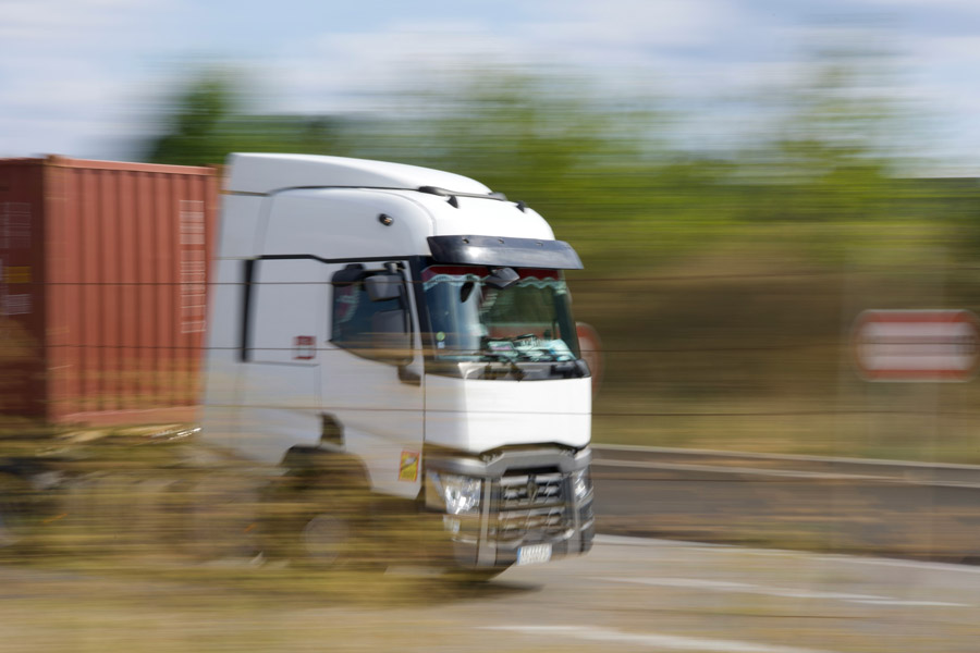 Caminhão trafegando por rodovia com carga.