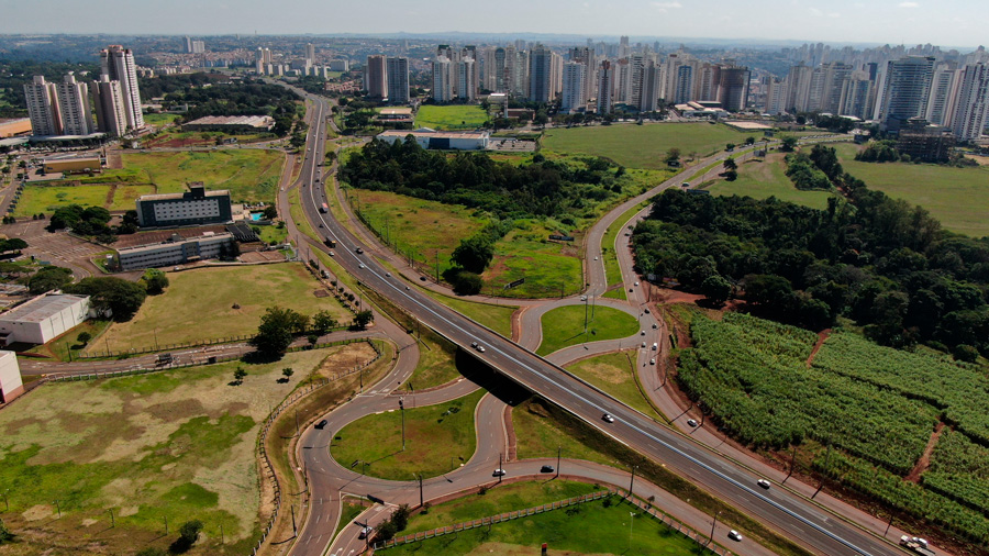 Visão aérea de conjunto de estradas brasileiras.