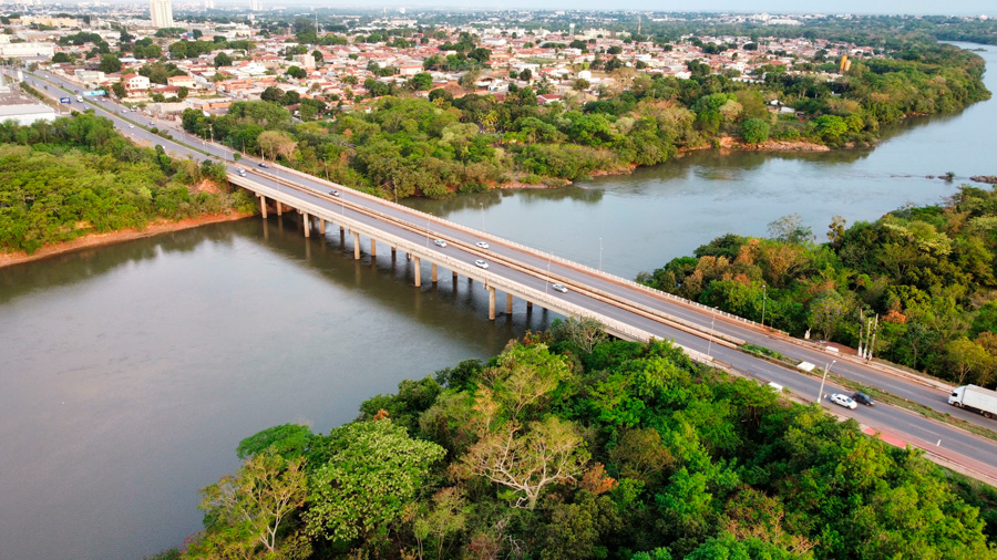 Ponte em estrada brasileira, passando por cima de rio, com tráfego de carros.