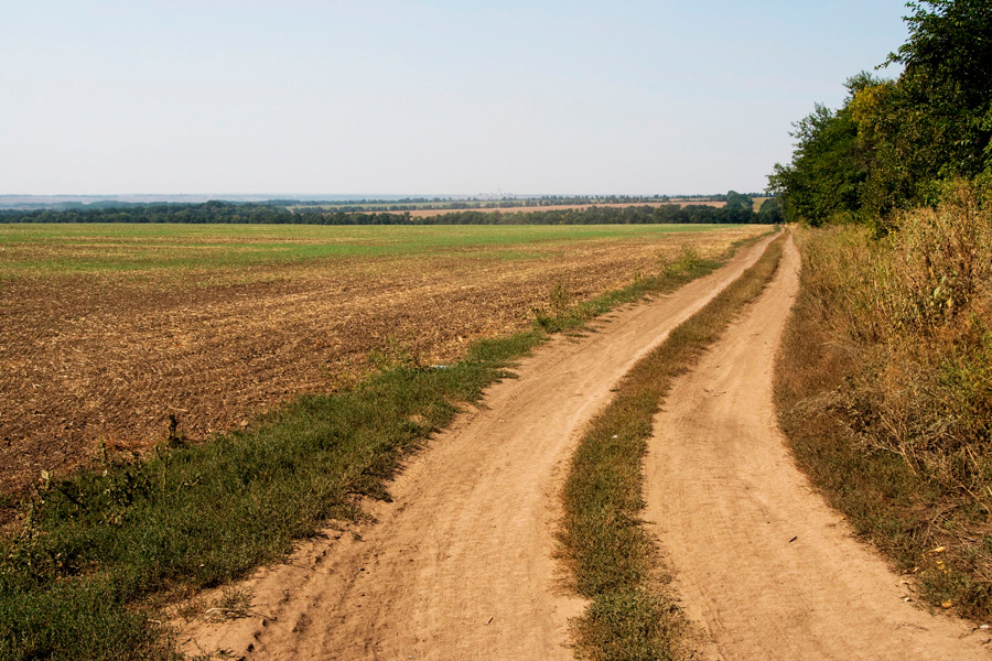 Estrada de terra brasileira, caminho por onde geralmente passa o transporte de primeira milha.